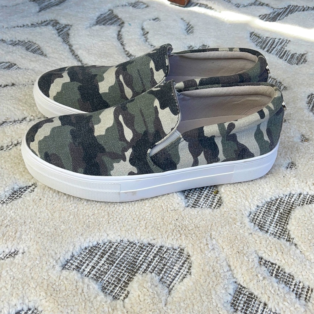 Steve Madden camouflage platform sneaker 7M